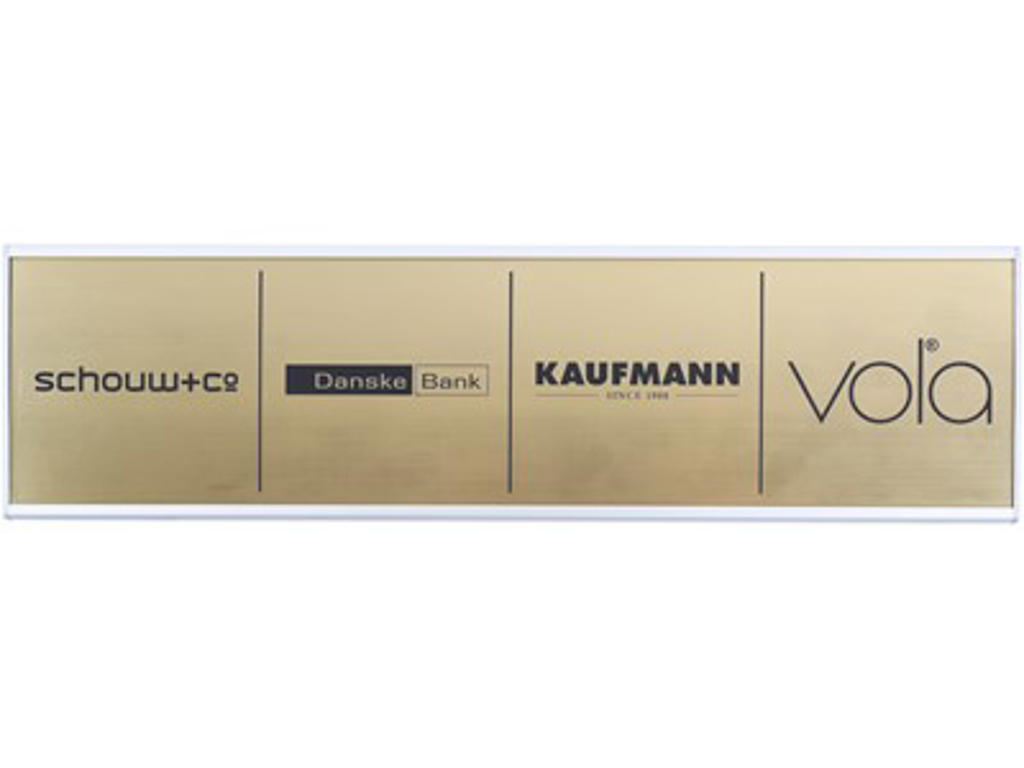 Sponsortavle m stort skilt