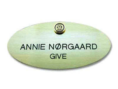 IW navneskilt m. nål oval messing m. emblem